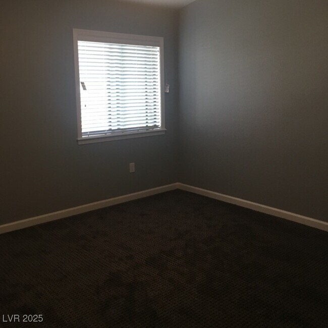 Building Photo - 950 Seven Hills Dr