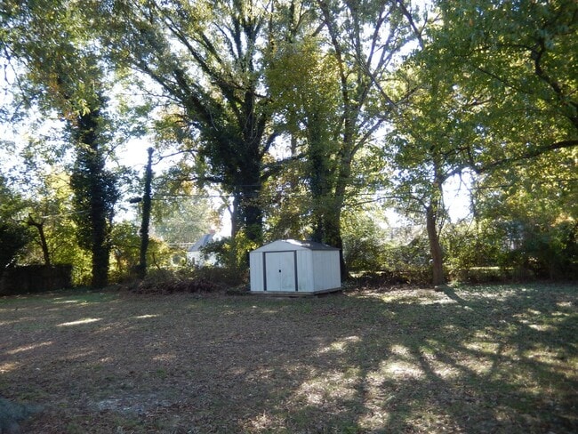 Building Photo - Large Colonial