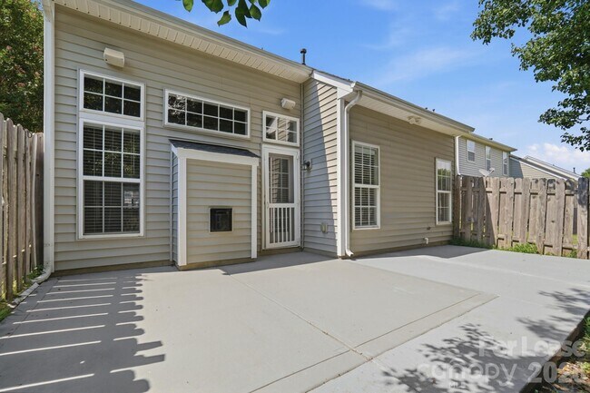 Building Photo - 4084 Holly Villa Cir
