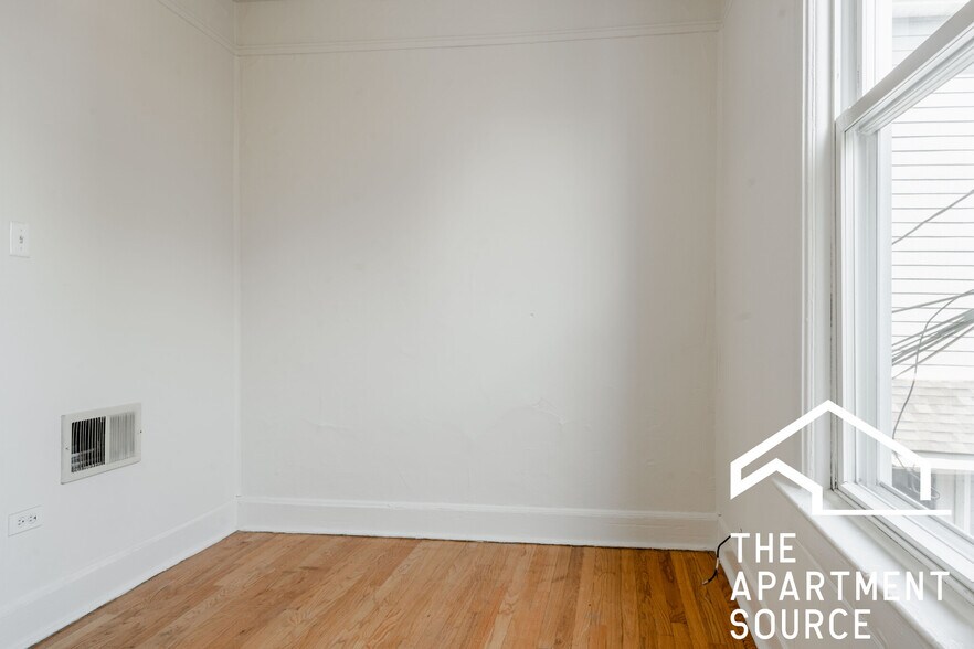 Building Photo - 3135 N Oakley Ave