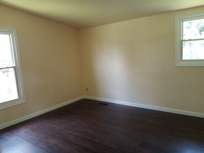 Building Photo - HANES MALL AREA!