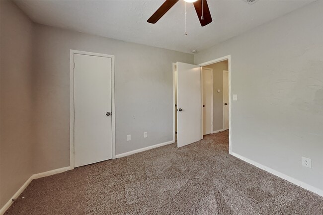 Building Photo - 14922 Spring Lake Dr