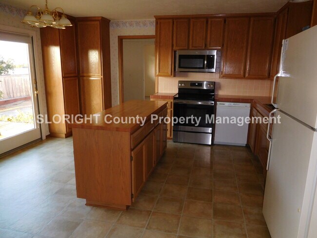 Building Photo - AVAILABLE NOVEMBER - Charming Los Osos Hom...