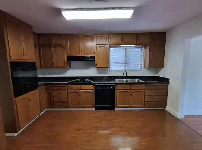 Building Photo - Darling Home on Darlene!