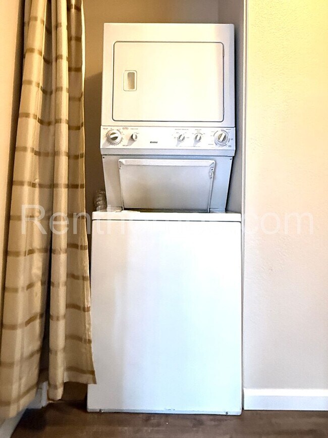 Building Photo - Mira Mesa, 8545 Summerdale Rd #225, Granite Counters, Stainless Steel Appliances, Central AC.