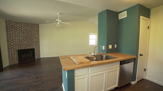 Building Photo - 1601 Faro Dr