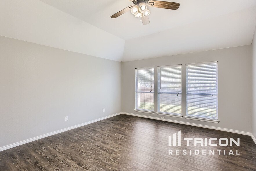 Building Photo - 823 Fox Glen Cir