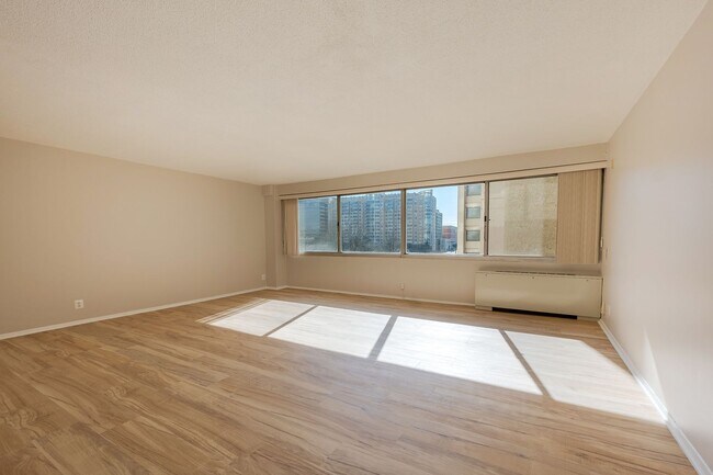 Building Photo - Sunny Renovated Studio w/Utilities Include...