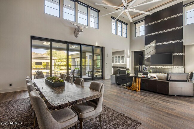 Building Photo - 10110 E Siesta Ln