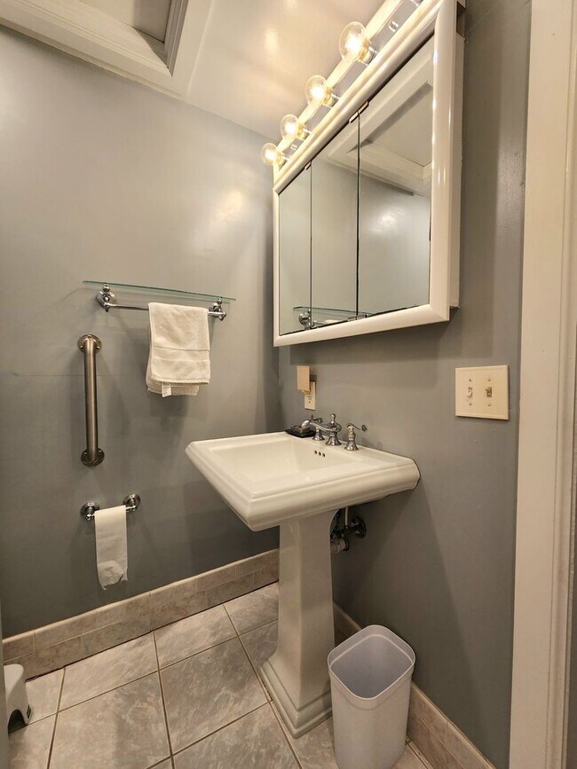 Building Photo - Elegant, spacious, modern Victorian in the...