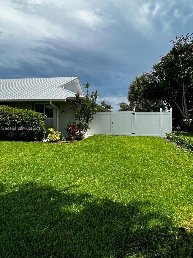 Building Photo - 3324 Lakeview Blvd