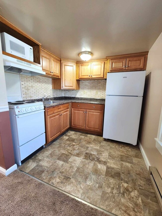 Building Photo - Adorable upstairs apartment