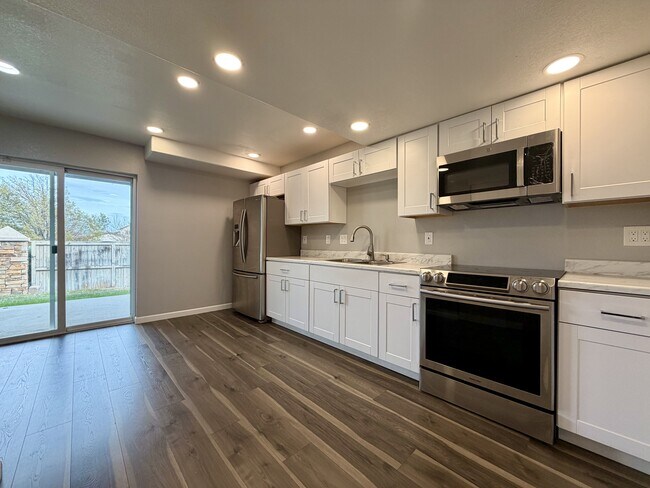 Building Photo - 653 Millet Cir