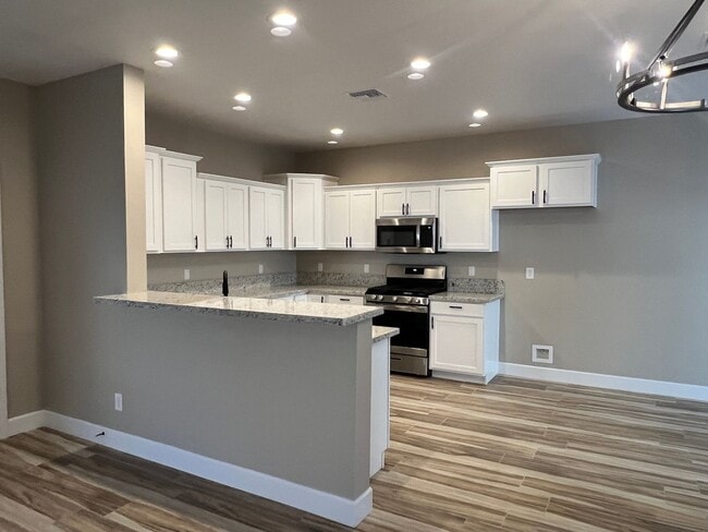 Building Photo - 3 Bedroom Home Located in El Camino Village PETS OK