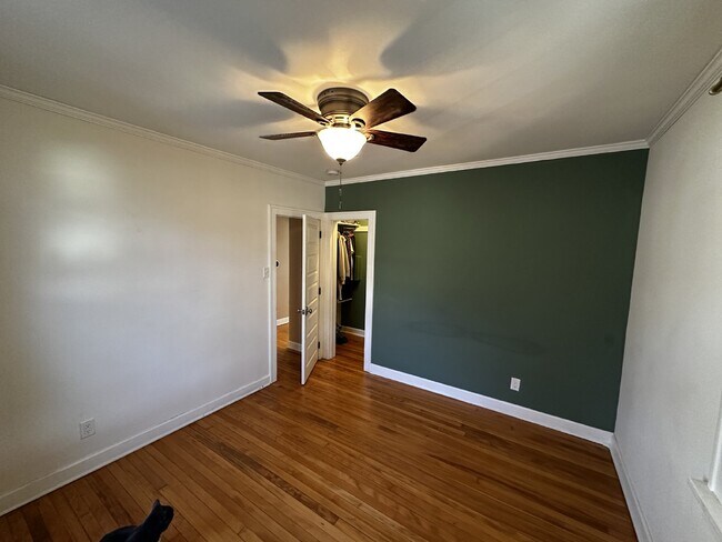 Building Photo - AVAILABLE NOW! "Charming 3-Bedroom Oasis with 2 Full Baths in the Sunset Neighborhood!"