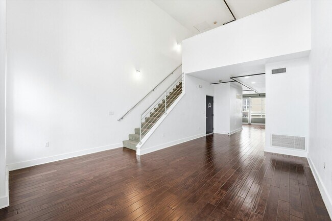 Building Photo - 911 E Santa Ana Blvd