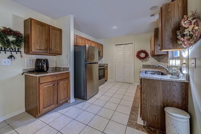 Building Photo - 472 Shellbank Dr