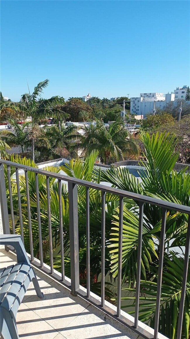 Building Photo - 1439 West Ave