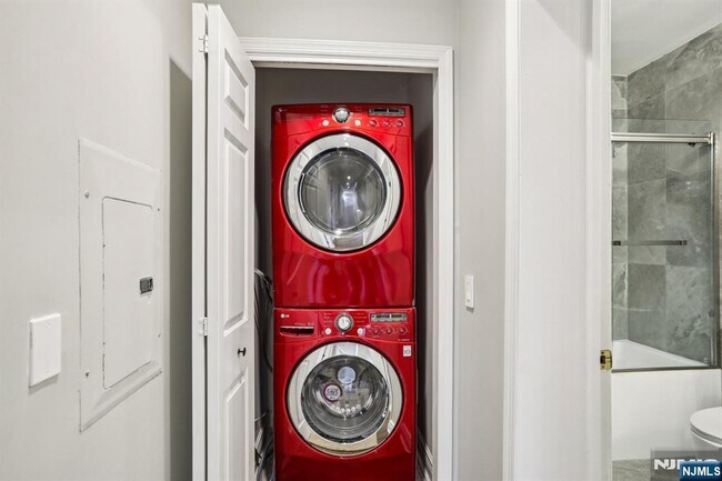 Building Photo - 343 The Promenade