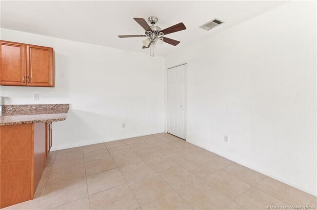 Building Photo - 1496 SE Colchester Cir