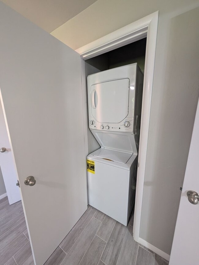 Building Photo - Remodeled luxury 1 bedroom, 1 bath house i...