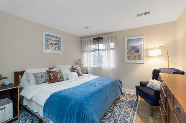 Building Photo - 1960 Variations Dr NE