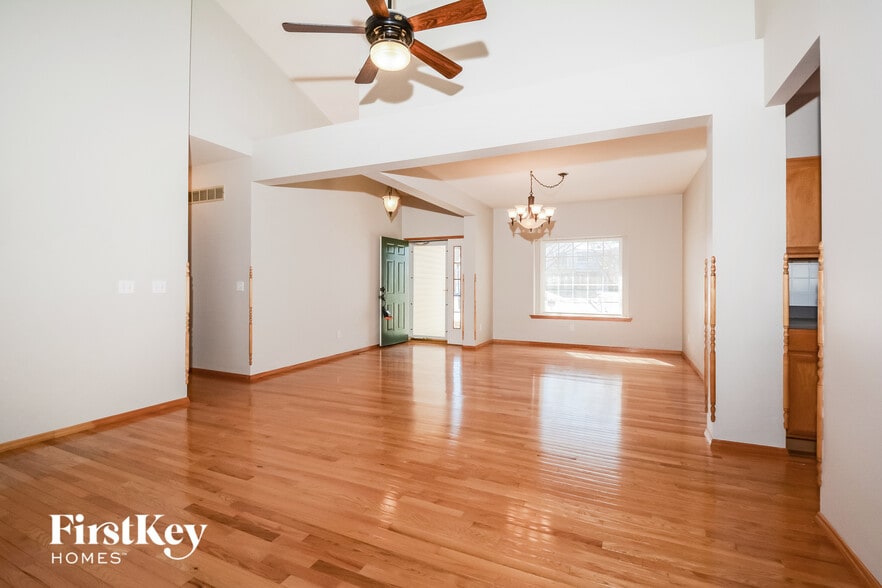 Building Photo - 12 Fox Bluff Ct