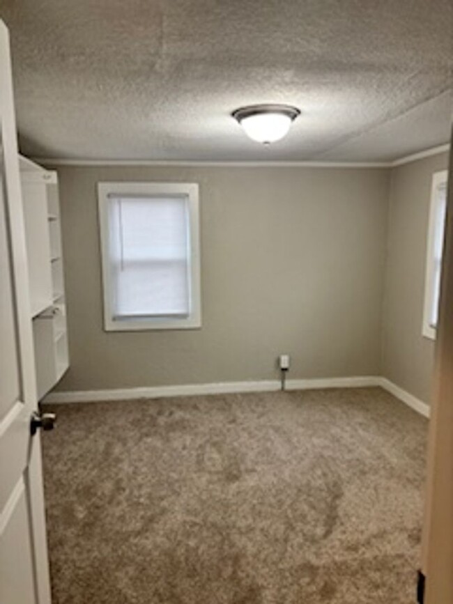 Building Photo - HUGE 4 BEDROOM READY NOW! KANSAS CITY!