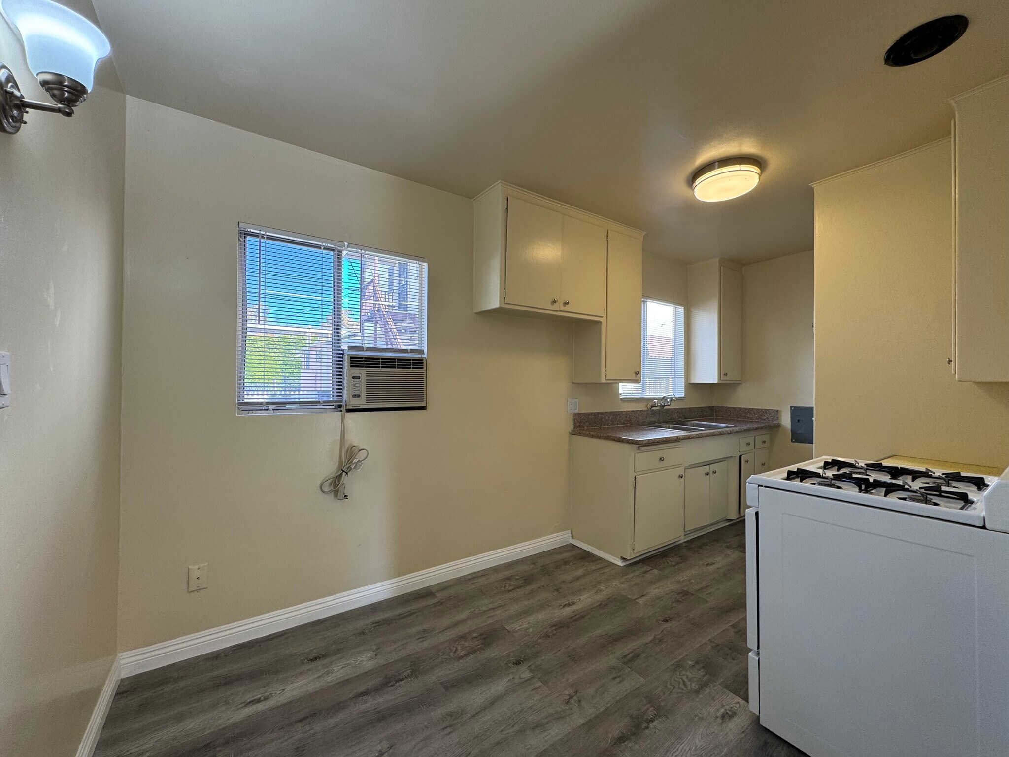 Building Photo - 6727 Pickering Ave