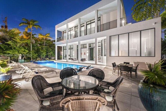 Building Photo - 2700 NE 18th St