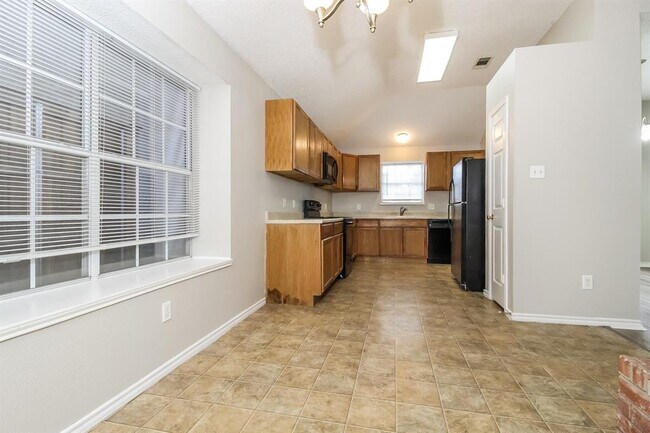 Building Photo - 2310 Summit Dr