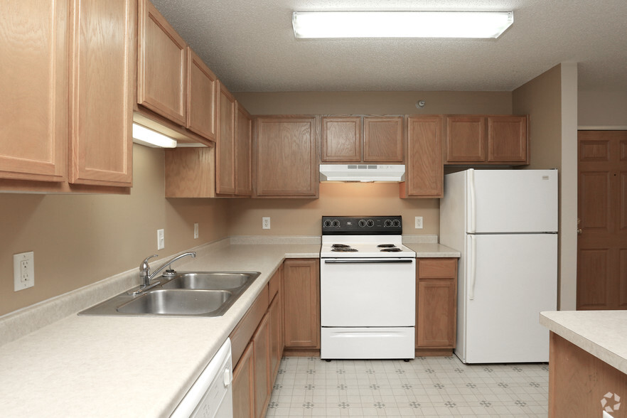 2BR, 2BA - 961 SF - Woodhaven East Apartments