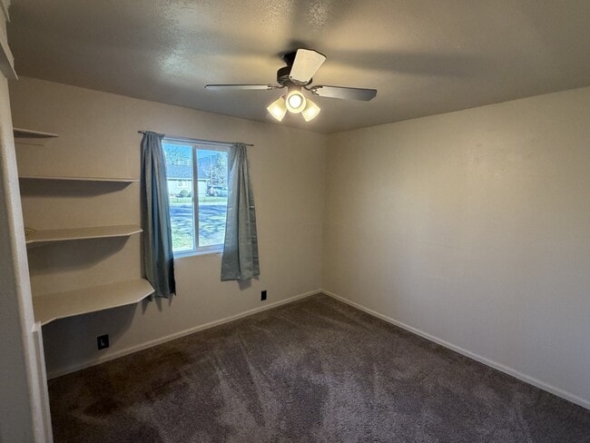 Building Photo - 1221 SW I St