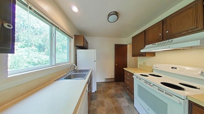 Building Photo - 2Bed 1Bath with Carport! Walk to MSU