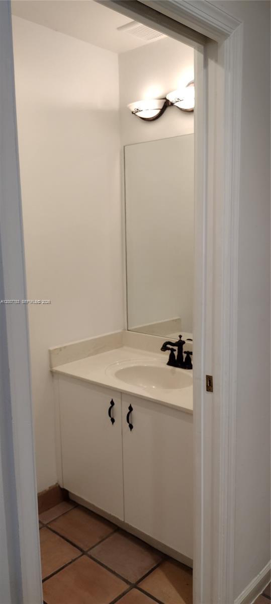 Building Photo - 659 Verona Pl