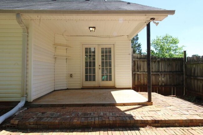 Building Photo - Huge Ranch home!