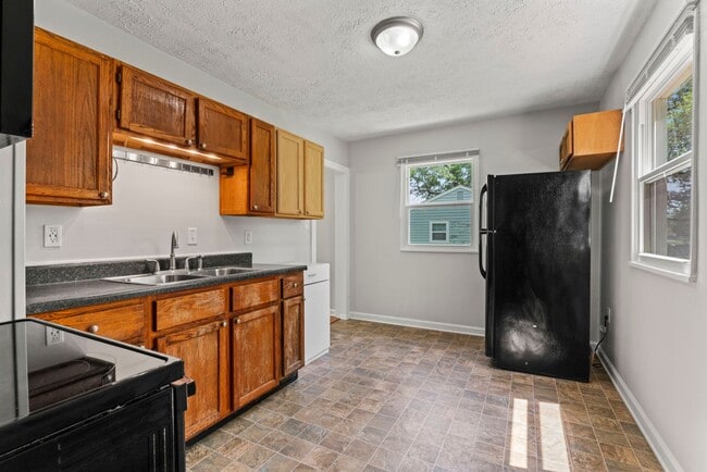 Building Photo - 1909 Mayfair Dr