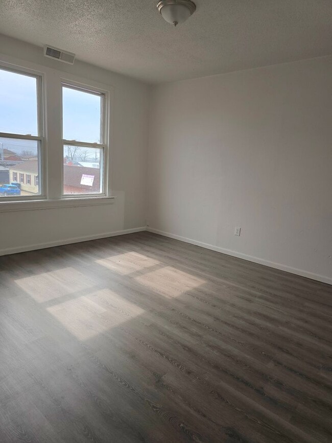 Building Photo - 301 E Lorena Ave