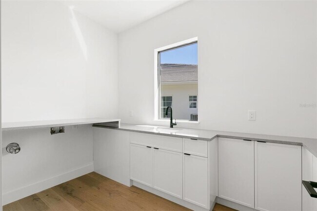 Building Photo - 1810 4th St E