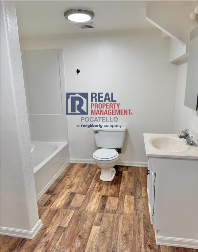 Building Photo - 4 Bedroom 2 bath House - Dog friendly