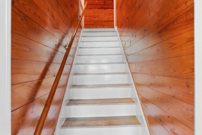 Building Photo - Updated 3-Bed, 2-Bath Home on Private Road...