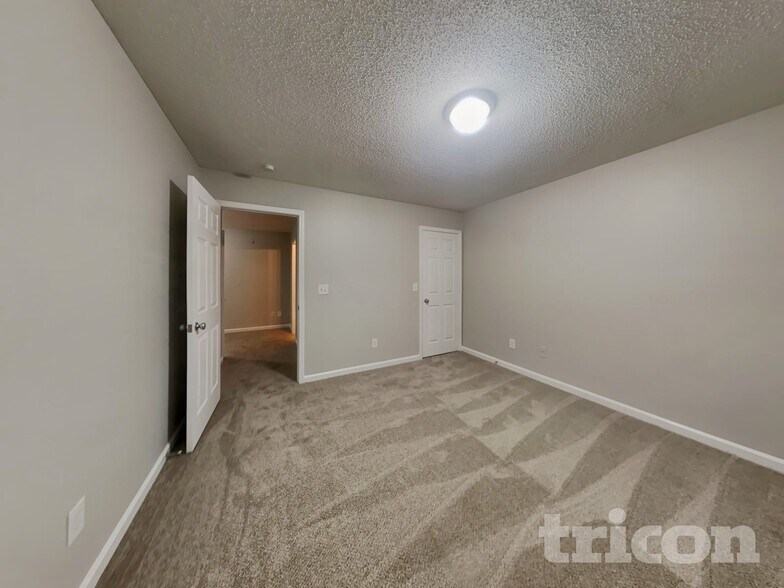 Building Photo - 613 Amberwood Dr