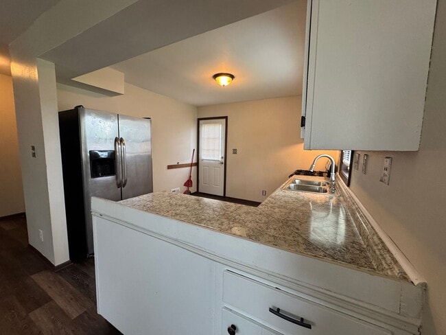 Building Photo - Your new Townhouse Awaits! 3 Bed / 1.5 Bat...