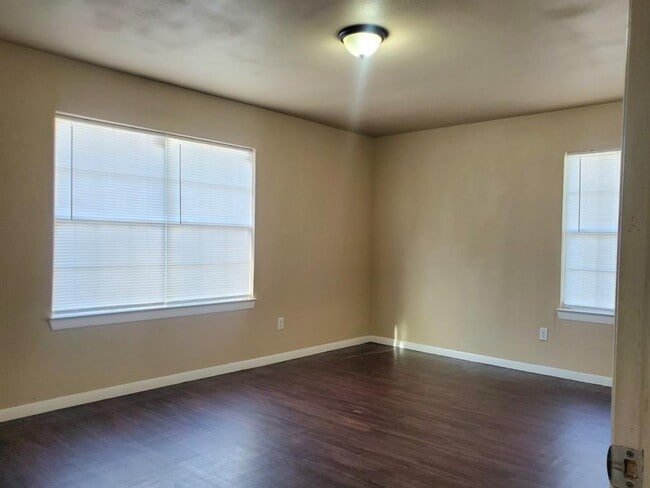 Building Photo - 512 Avenue A