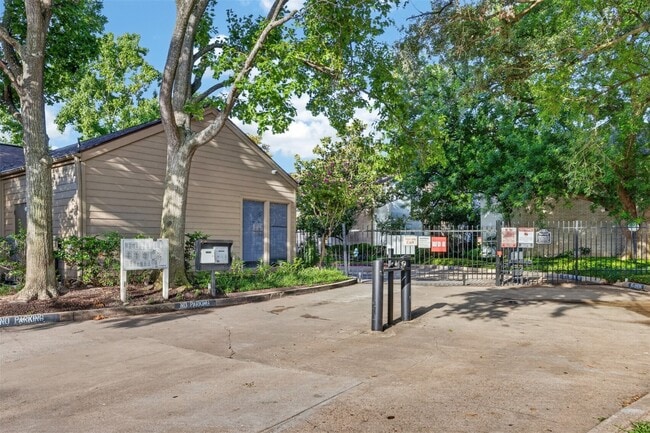 Building Photo - 10053 Westpark Dr