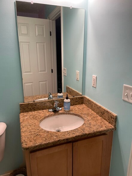 Building Photo - 5748 Hampshire Ln