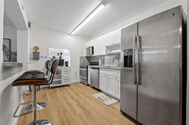 Building Photo - 2453 SW 17th St