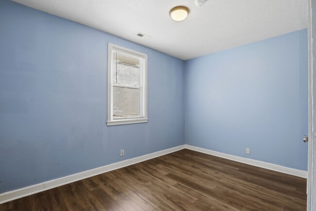 Building Photo - 611 Forest Knolls Rd