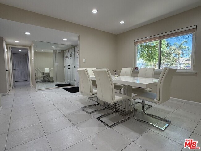 Building Photo - 10609 Reseda Blvd