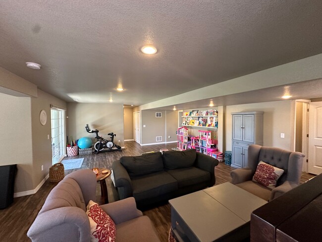 Building Photo - 8075 Cinnamon Ct